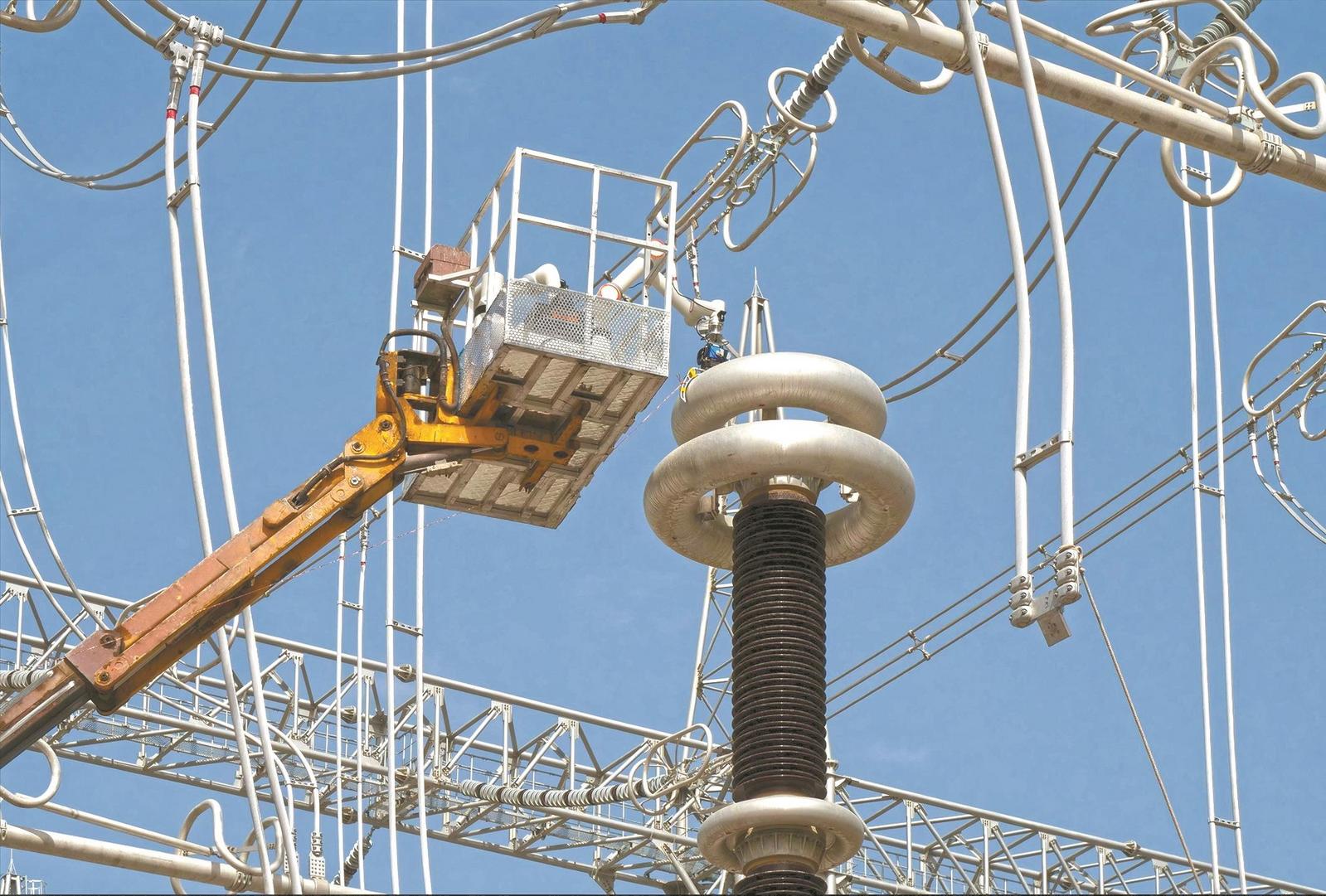 超高压互感器接线机器人在新疆“上岗”